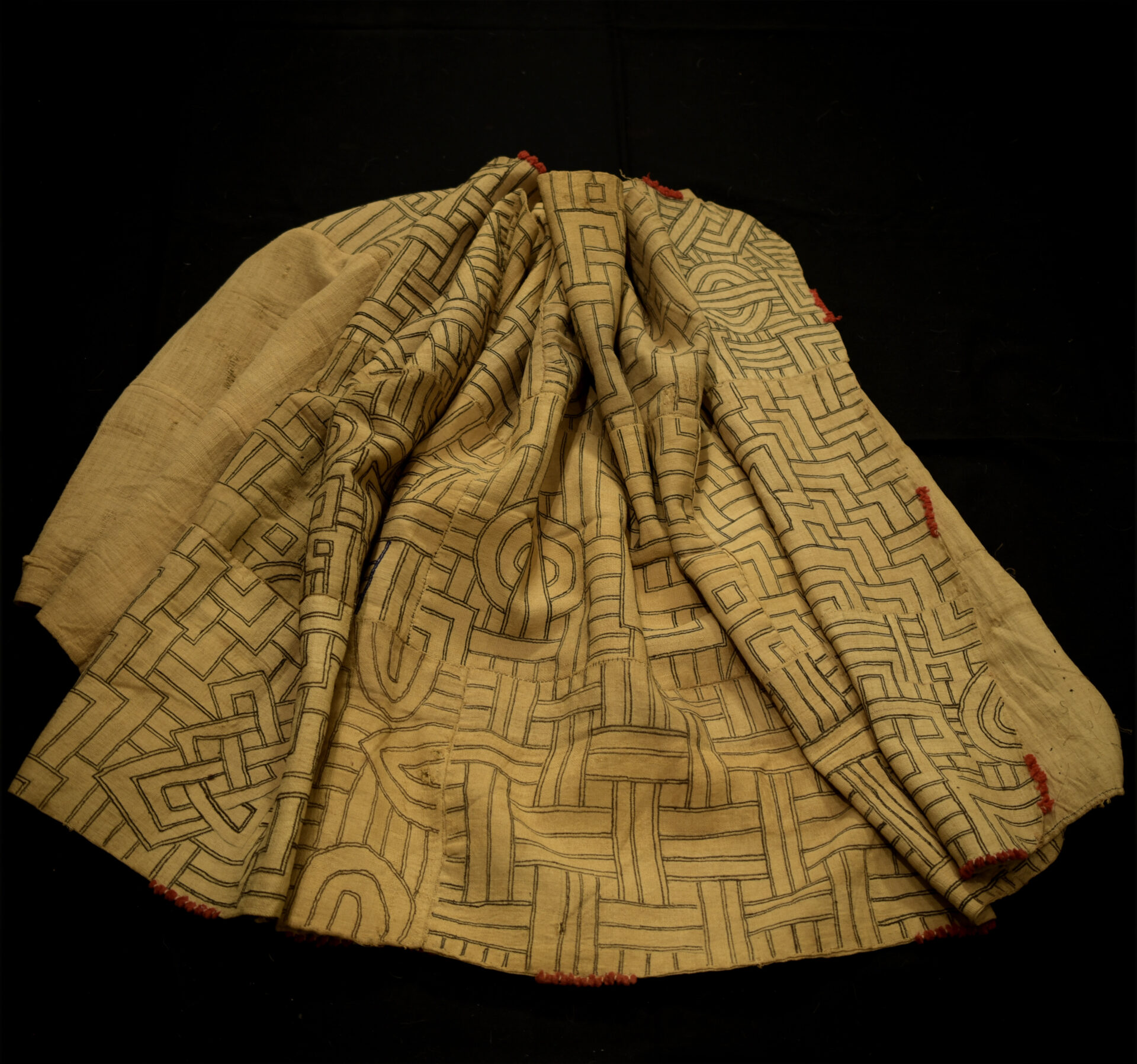 Outstanding Antique Fine Kuba Overskirt – BUSHOONG – Ntshakabwiin – DR Congo