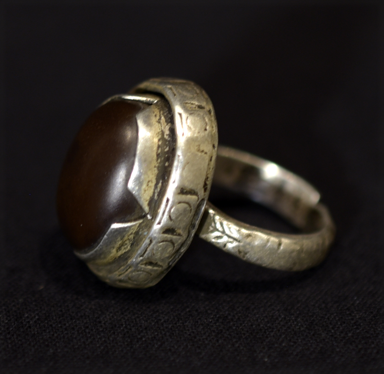 Old Fine Tuareg Ring – Silver and Carnelian – Niger