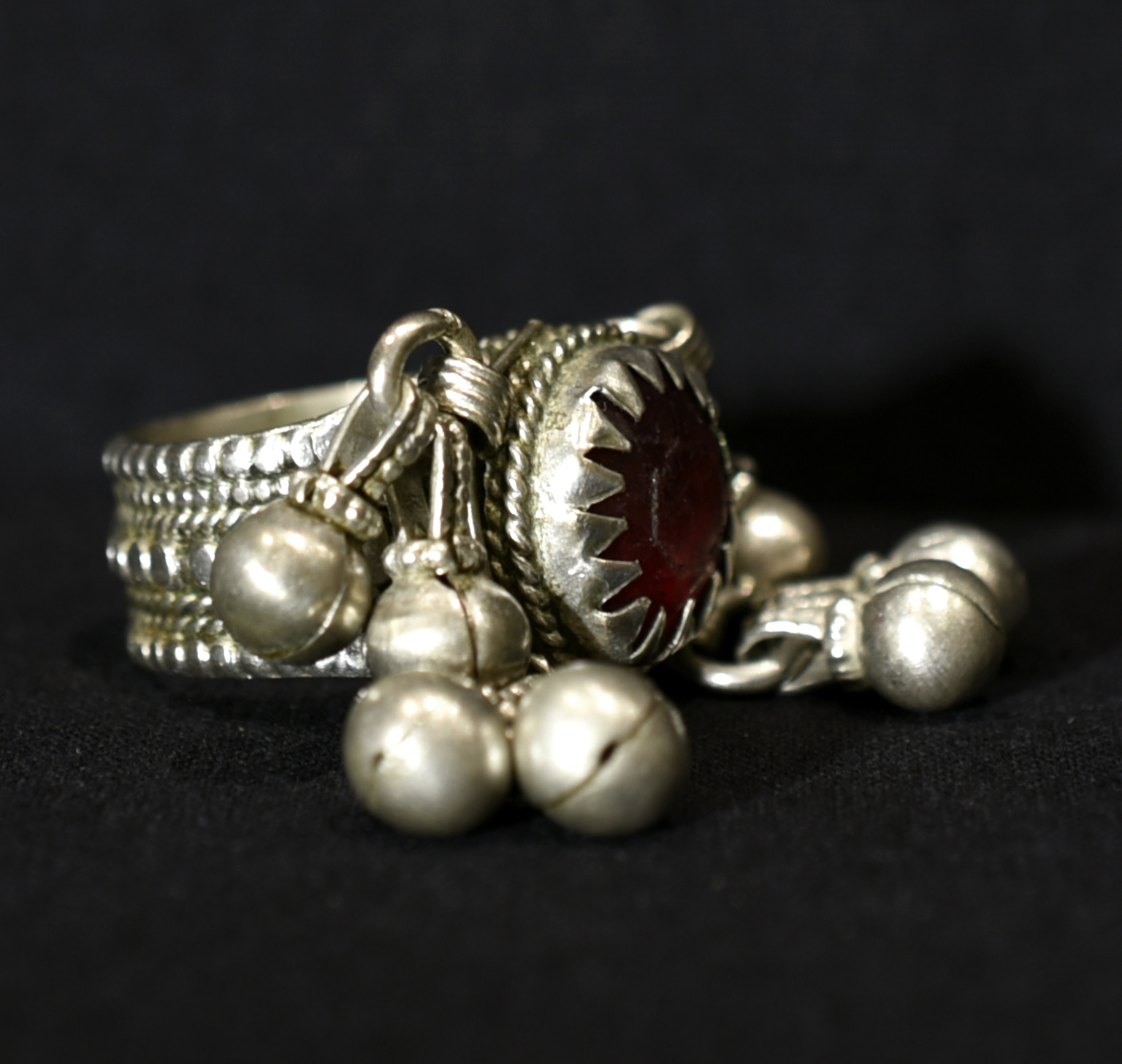Outstanding Antique Bedouin Silver Ring – Aqiq Ahamar – Saudi Arabia