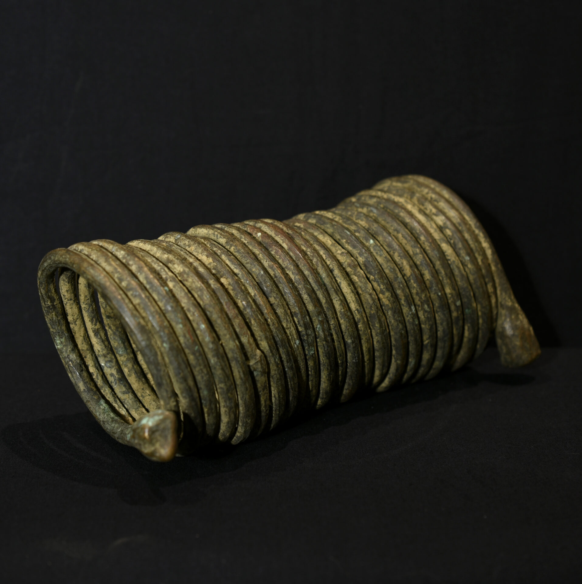 Antique Igbo Bronze Coiled Manilla – Nigeria – 19° century – Outstanding Piece