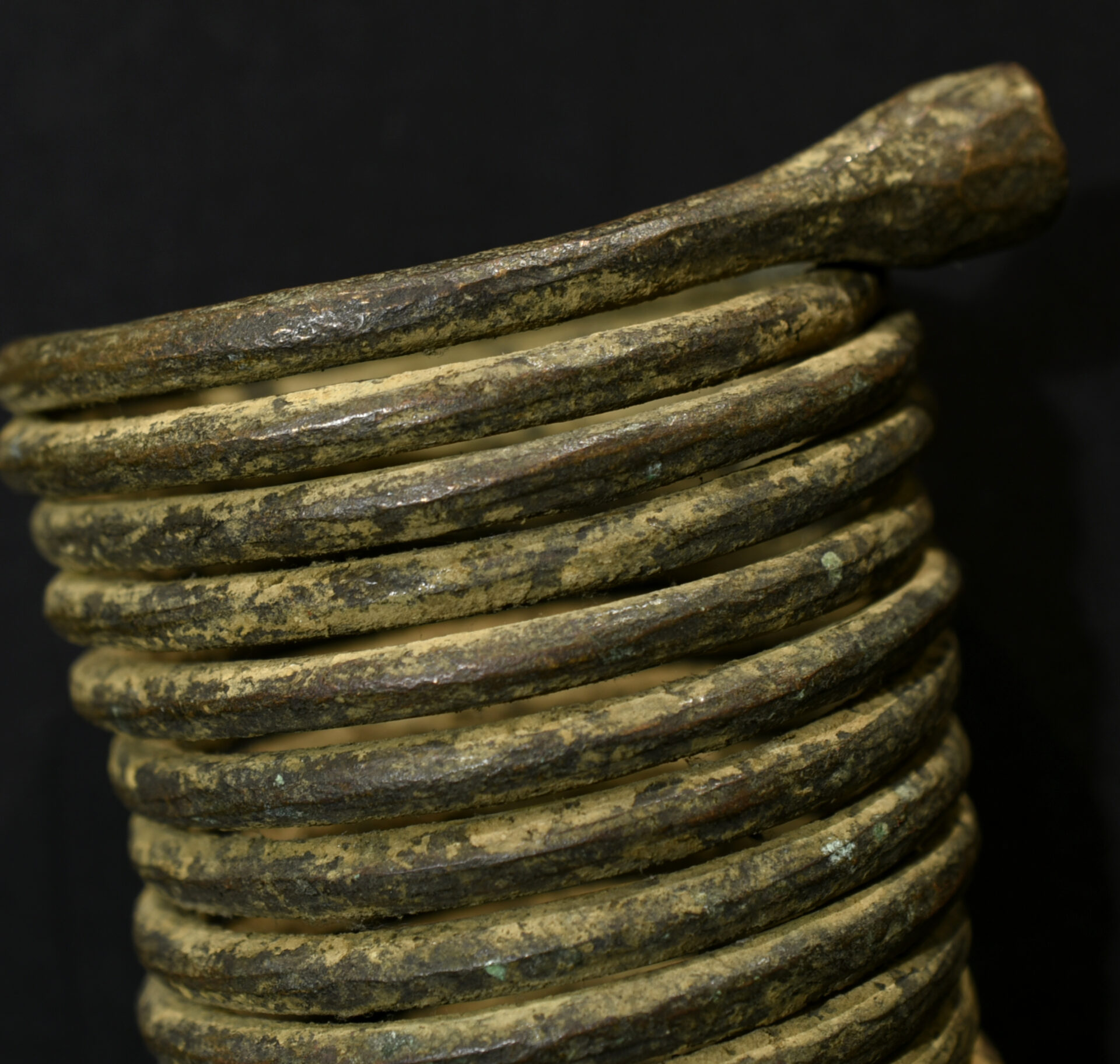 Antique Igbo Bronze Coiled Manilla – Nigeria – 19° century – Outstanding Piece
