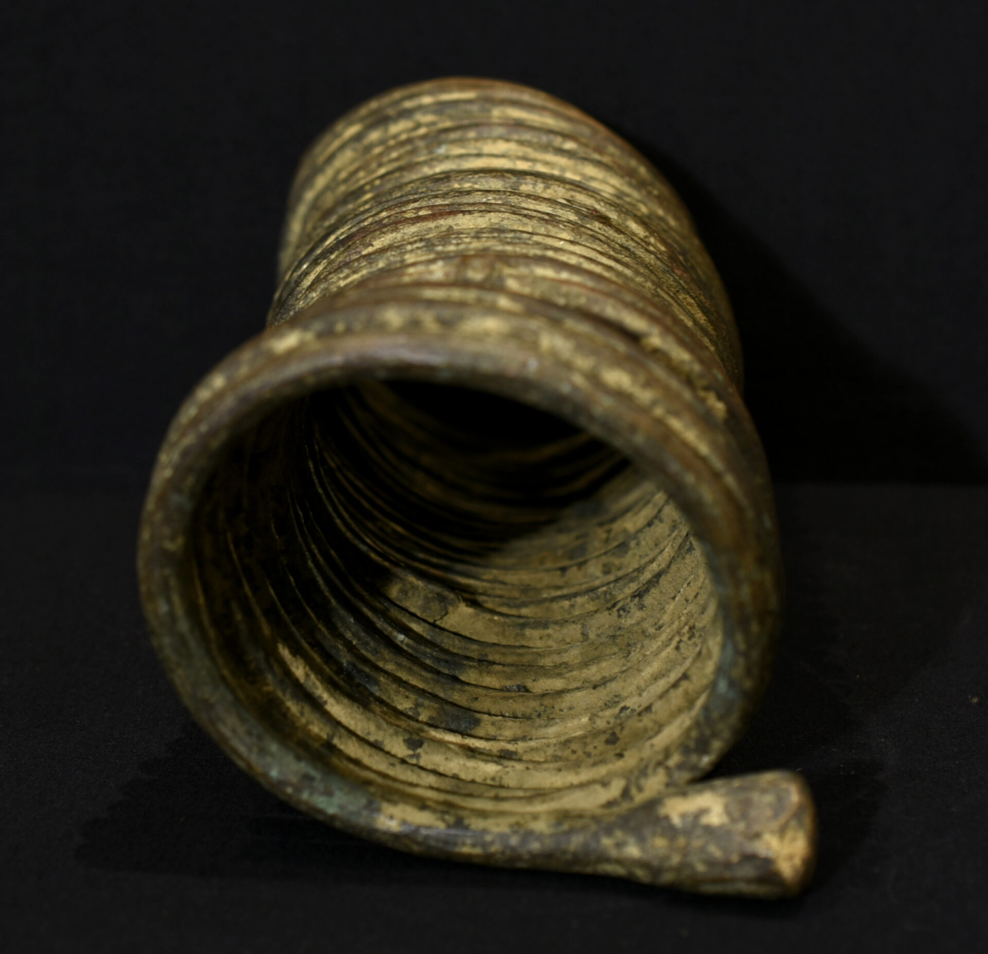 Antique Igbo Bronze Coiled Manilla – Nigeria – 19° century – Outstanding Piece