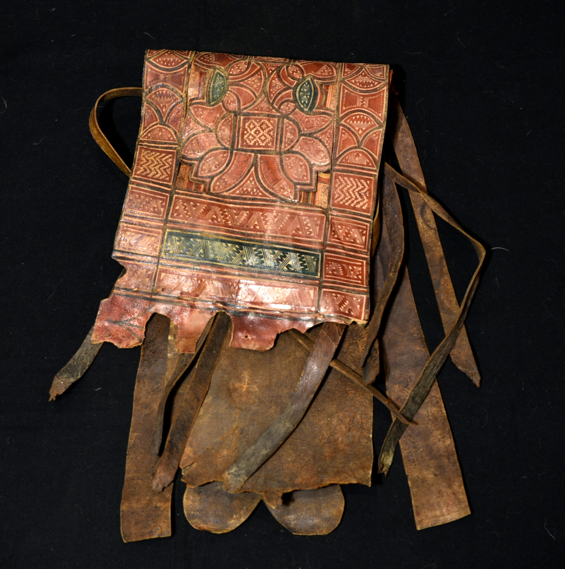 Early 20th century. Silver and Mediterranean coral, 5.7 grams (0.20 oz); approx. 5.1 cm high (2.01″).  The Imazighen (singular Amazigh), also known as the Berbers, are among the original peoples of North Africa. Their myths, legends, and history span nearly 9,000 years, dating back to the Proto‑Mediterranean cultures. They have maintained a strong cultural unity through the preservation of their unique language and traditions, which—like their land—are both African and Mediterranean in character.  mor25